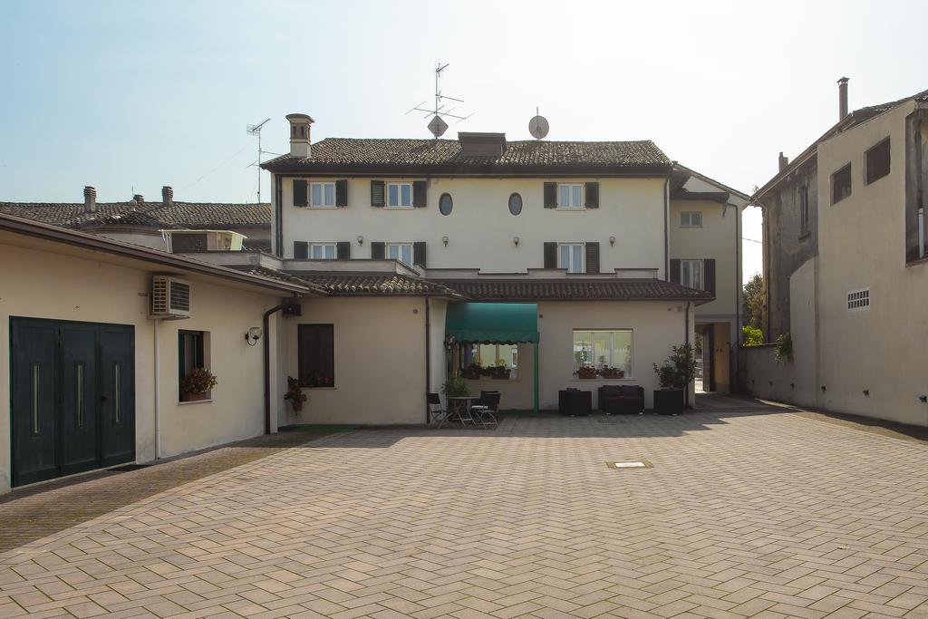 Hotel Gambara Exteriör bild